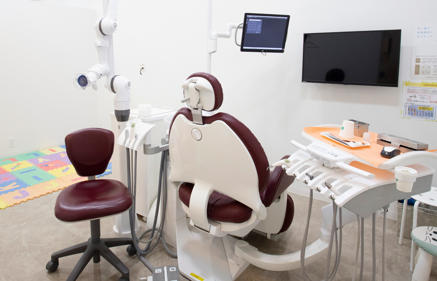 歯科診療室の内観。ユニットチェアと診療機器が配置されている様子
