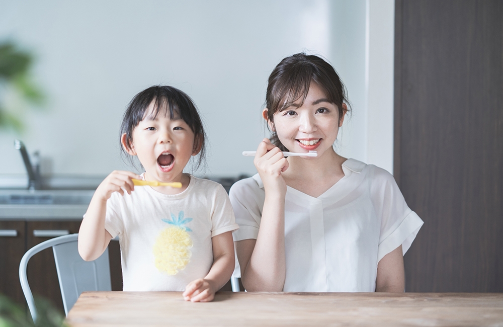 歯ブラシで丁寧に歯を磨いている様子