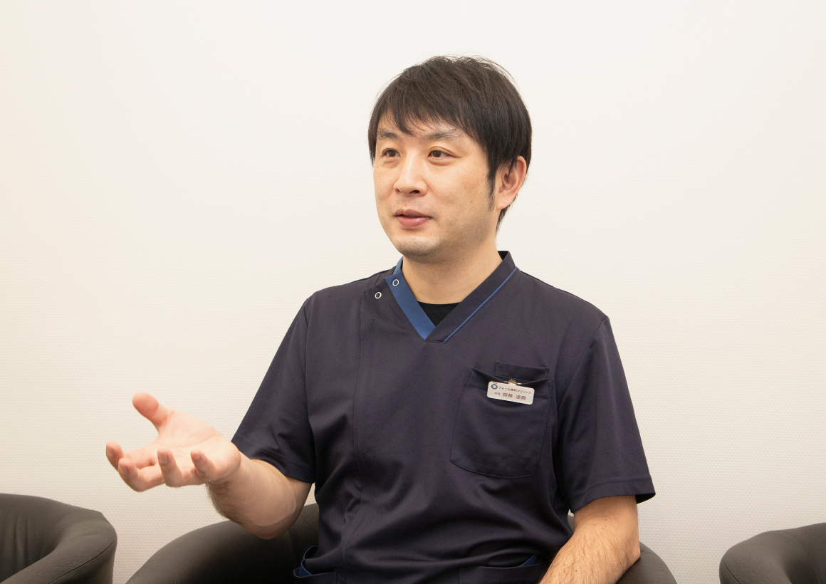 丁寧な説明をする院長の様子